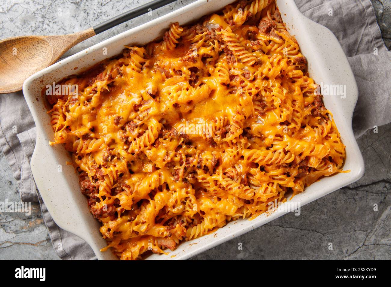 Casseruola Sloppy Joe fatta in casa con manzo macinato, pasta e formaggio cheddar gooey e cotta alla perfezione nel primo piano del forno nel piatto da forno sulla t Foto Stock