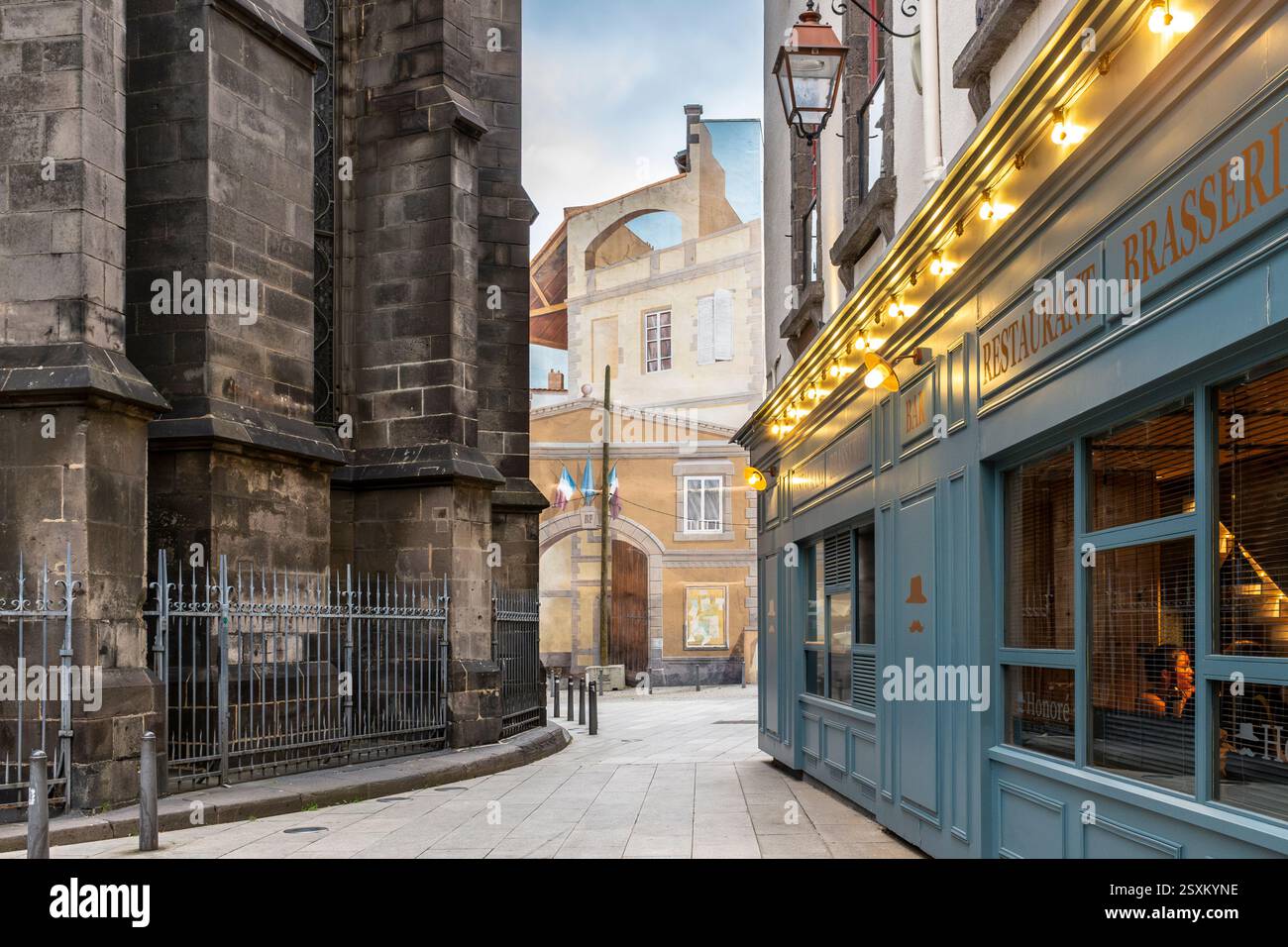 Murales su edifici, Clermont Ferrand, Auvergne Rhone Alpes, Francia, Europa Foto Stock