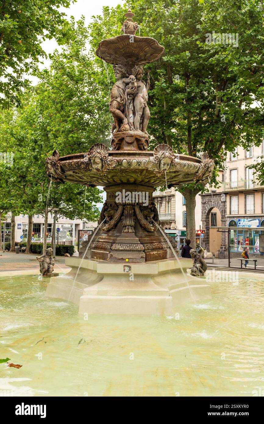 Fontana elaborata, Clermont Ferrand, Alvernia Rodano Alpes, Francia, Europa Foto Stock