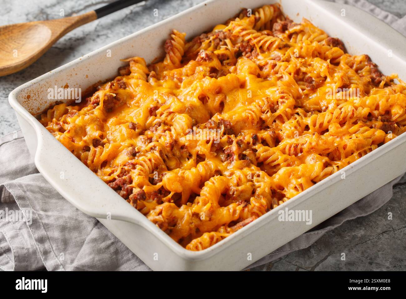 Casseruola Sloppy Joe fatta in casa con manzo macinato, pasta e formaggio cheddar gooey e cotta alla perfezione nel primo piano del forno nel piatto da forno sulla t Foto Stock