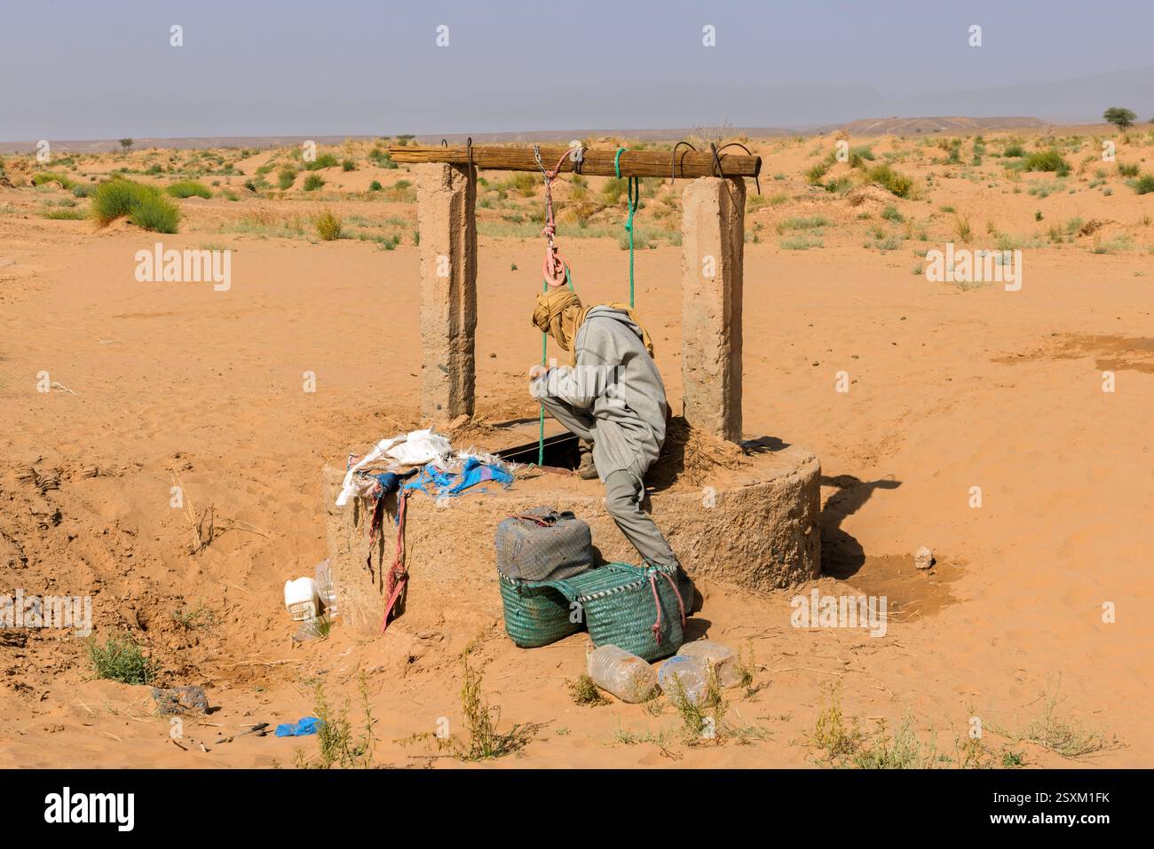 Il parco nazionale di Iriqui, il più grande del Marocco, copre 1230 chilometri quadrati di terreno desertico del Sahara ai piedi delle montagne dell'Atlante. Foto Stock