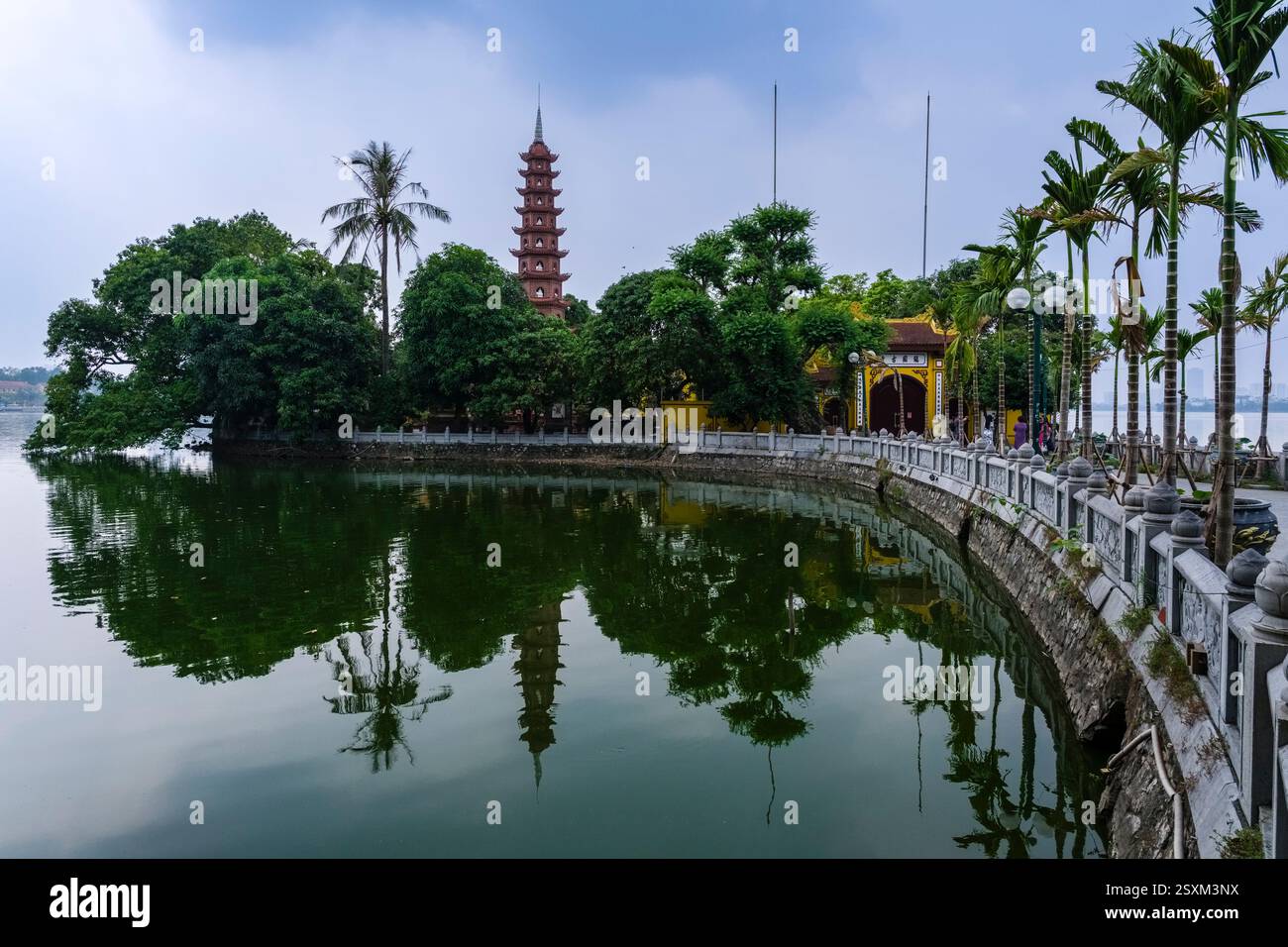 La Pagoda Tran Quoc, Chùa Trấn Quốc, la pagoda più antica di Hanoi, con più di 1500 anni di età, si trova su una penisola nel Lago Occidentale, ho Tay. Foto Stock