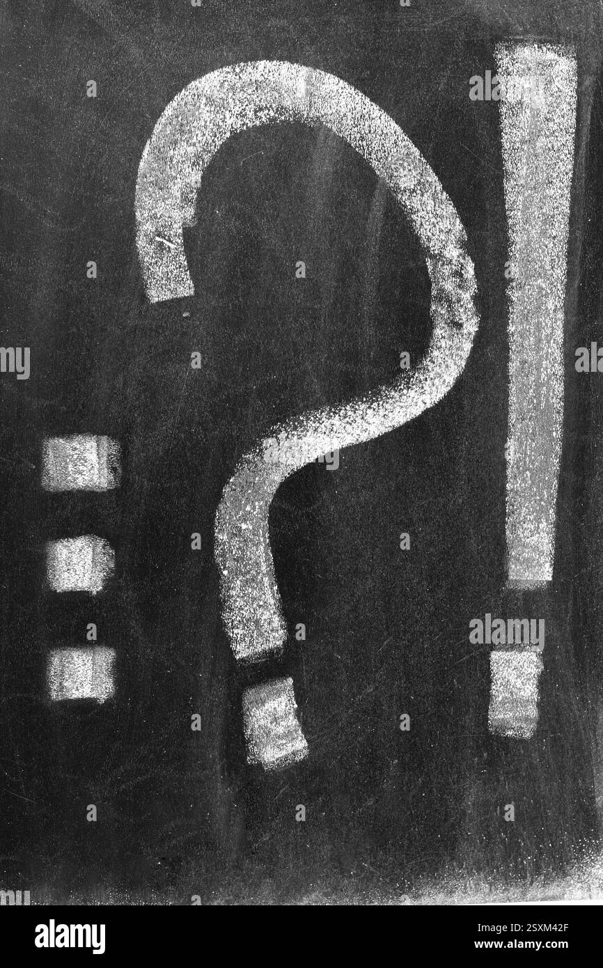 Disegno in gesso bianco con punto interrogativo, punto esclamativo e tre punti su sfondo nero grunge Foto Stock