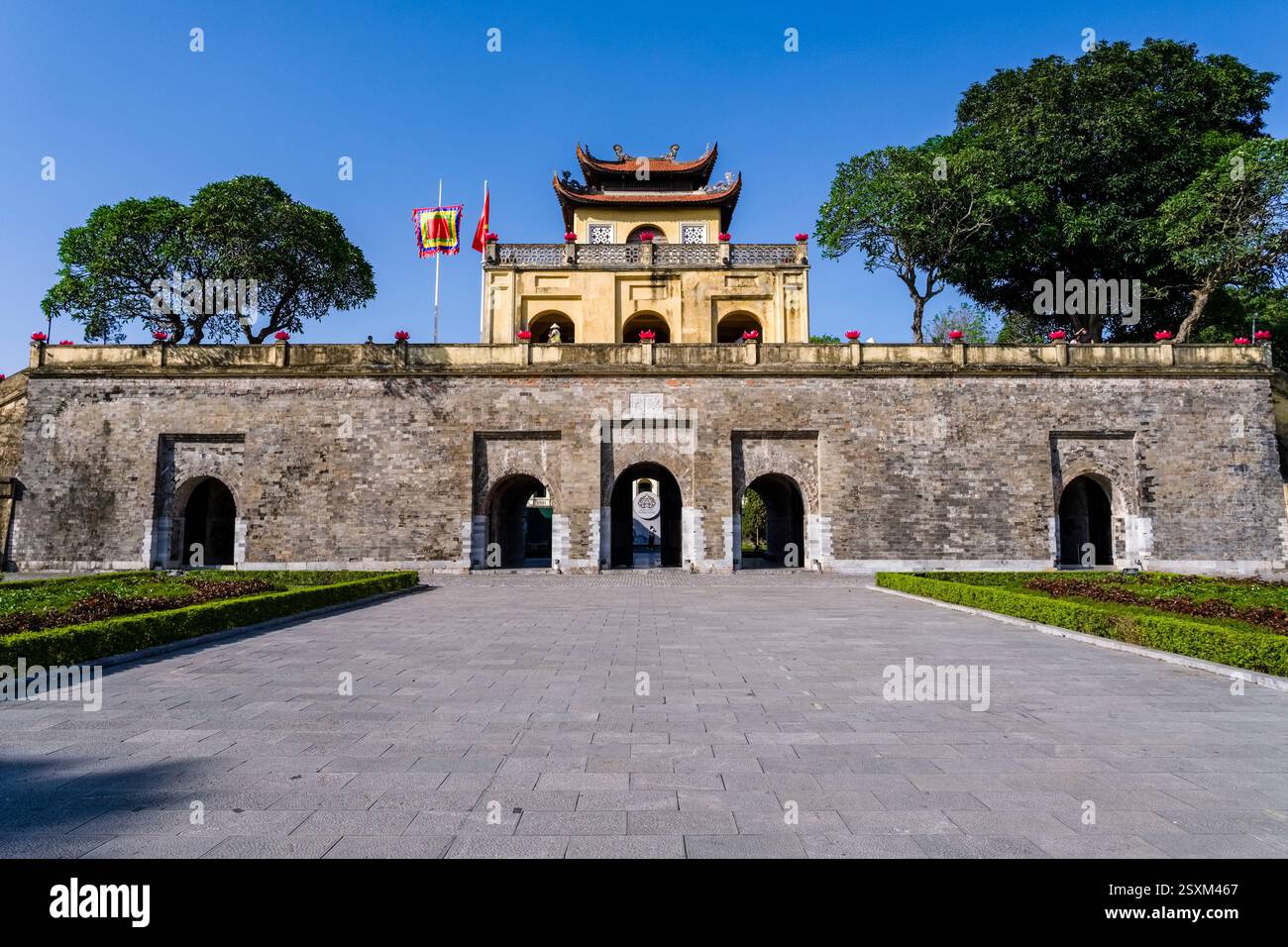 La porta Doan Mon della Cittadella Imperiale di Thăng Long, Hoàng thành Thăng Long, situata nel centro storico di Hanoi. Foto Stock
