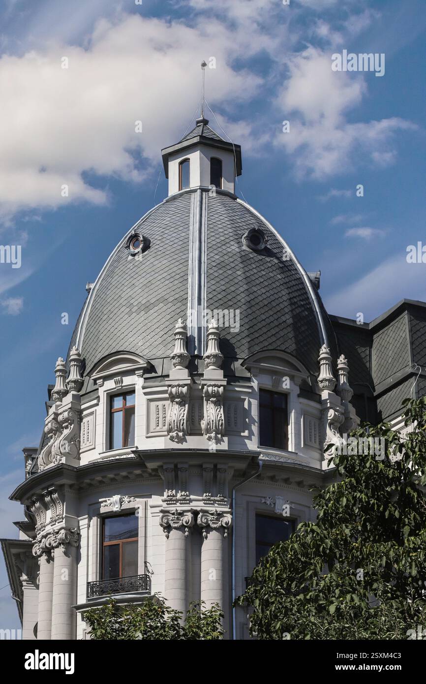 L'architettura storica di Bucarest presenta una cupola splendidamente dettagliata con elementi artistici, che mostra il ricco patrimonio culturale della città sul sole Foto Stock