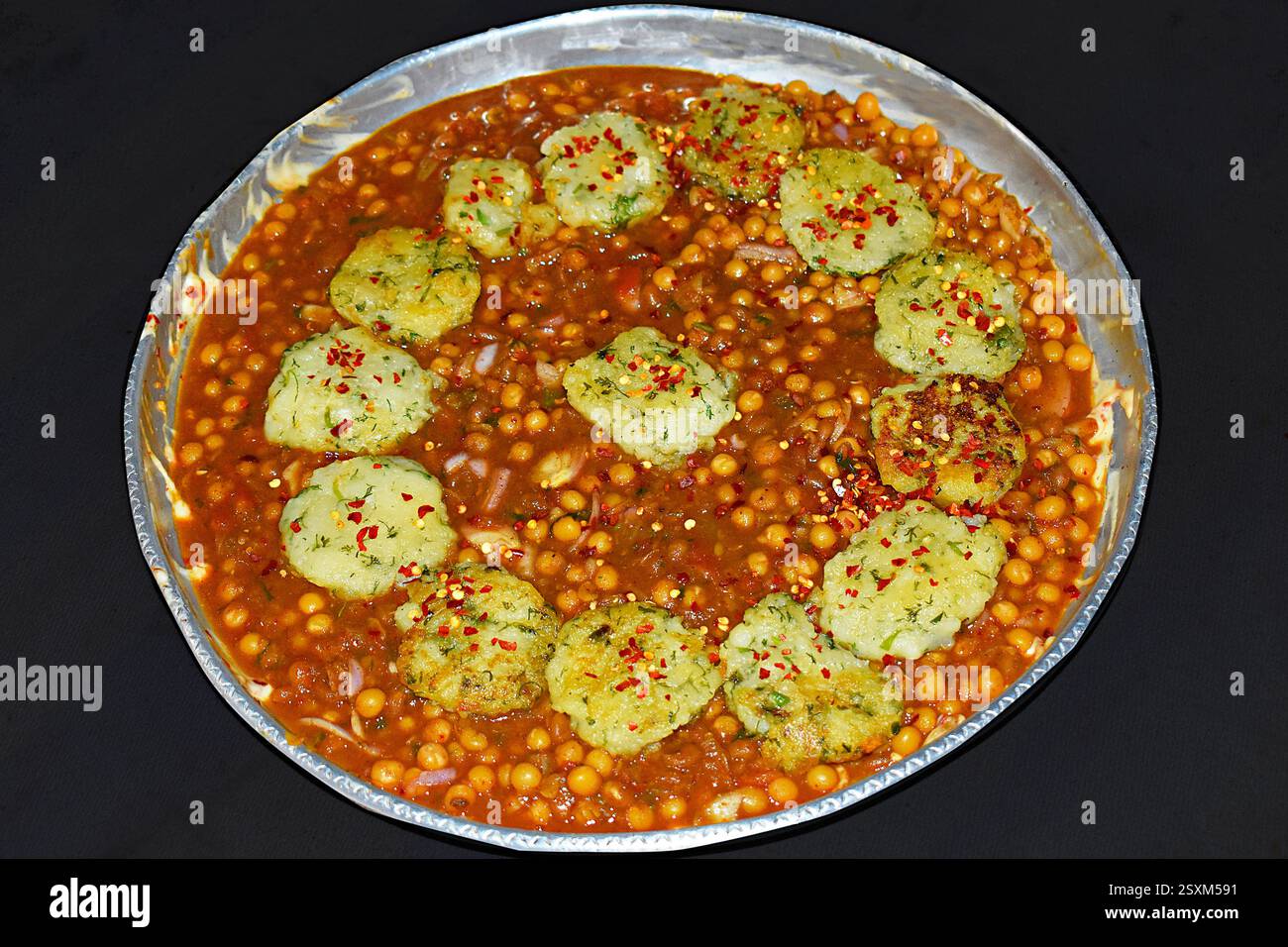 Aloo Tikki Chaat – Uno spuntino dell'India settentrionale a base di patate bollite e spezie varie, India. Foto Stock