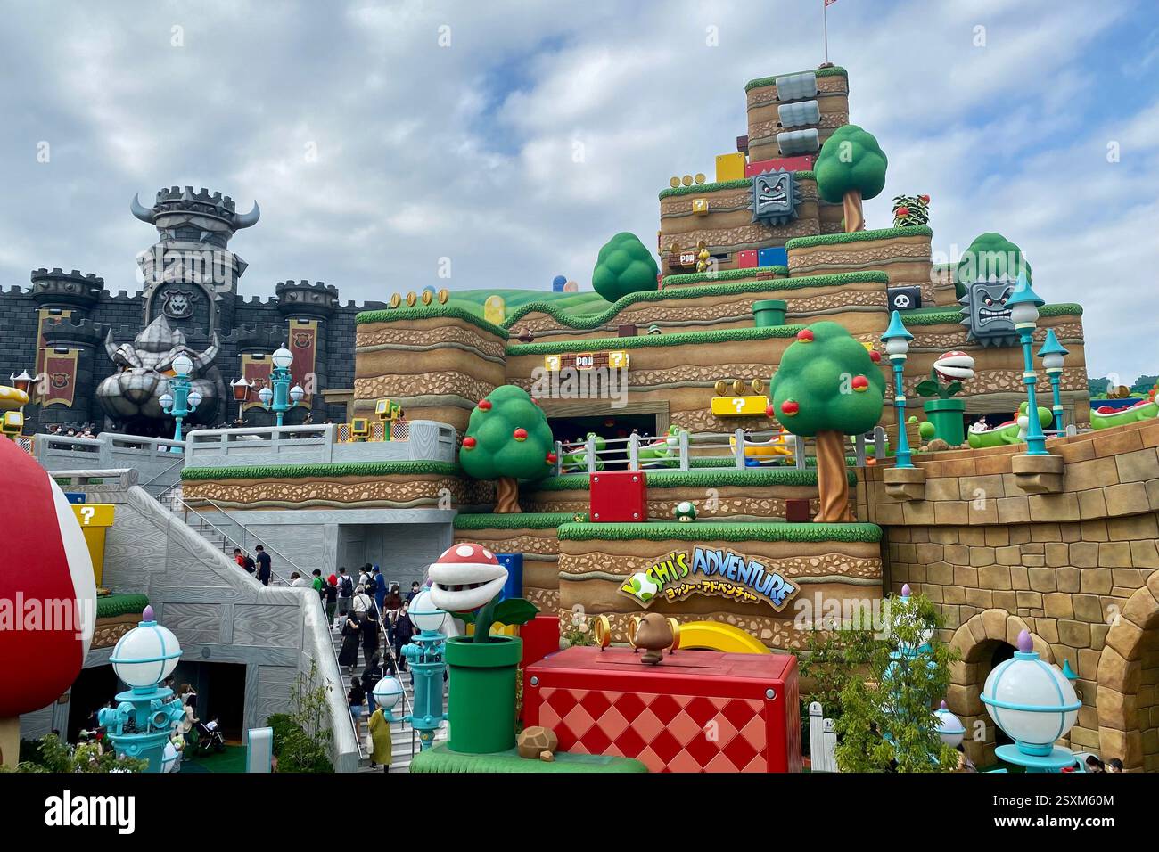 Il coloratissimo Super Mario World degli Universal Studios in Giappone. Foto Stock