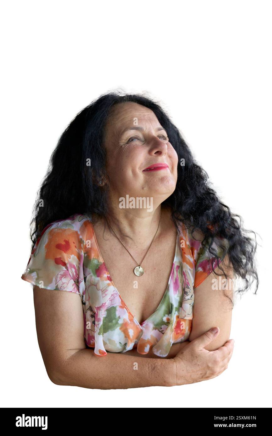 una donna di 57 anni lavora su un notebook isolato, png, Foto Stock