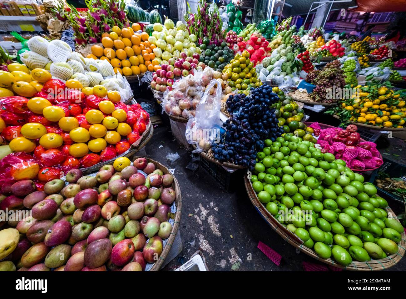 Molti frutti diversi sono offerti in vendita in uno dei molti mercati di strada nel centro storico di Hanoi. Foto Stock