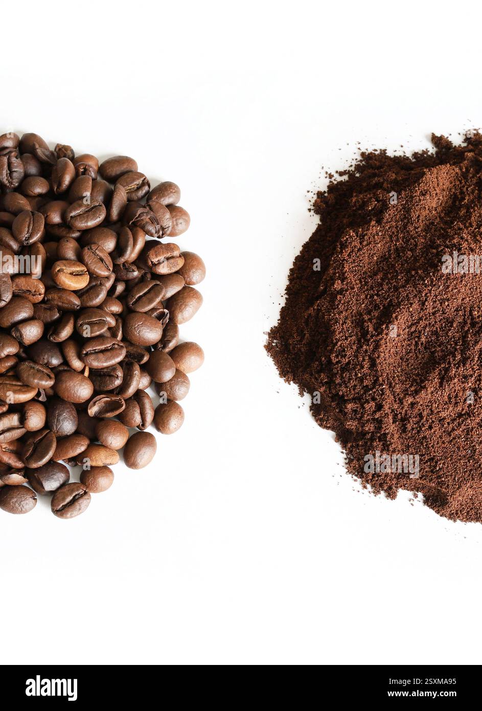 Chicchi di caffè e caffè macinato isolati su sfondo bianco. Copia spazio. Vista dall'alto. Foto Stock