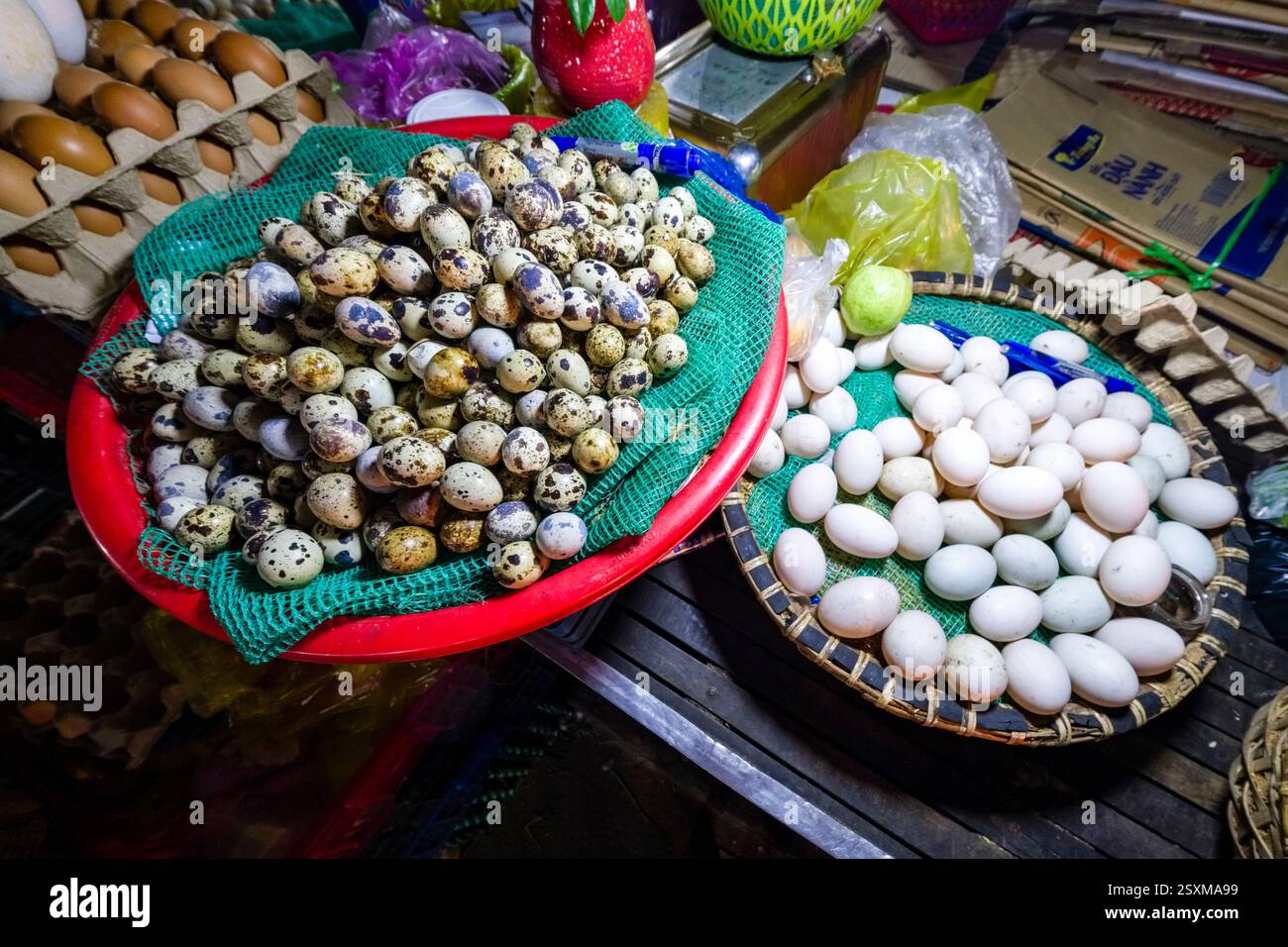In uno dei numerosi mercati di strada del centro storico di Hanoi vengono offerte in vendita molte uova diverse. Foto Stock