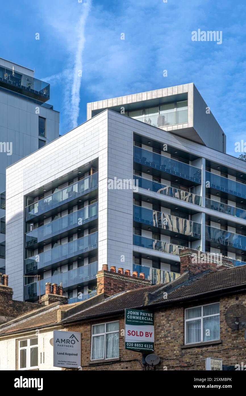 Swanton Court un altro nuovo condominio a Lewisham, South Eat London. In contrasto con le vecchie case a schiera sottostanti, una venduta di recente. Foto Stock