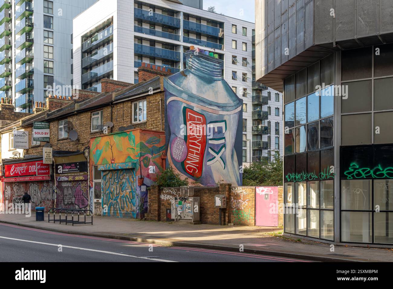 SCREZE murales di Art Mon Gers, Lewisham se London. In contrasto con il vecchio sotto con un violento murale che dice "Risolvi tutto ma non esagerare". Foto Stock