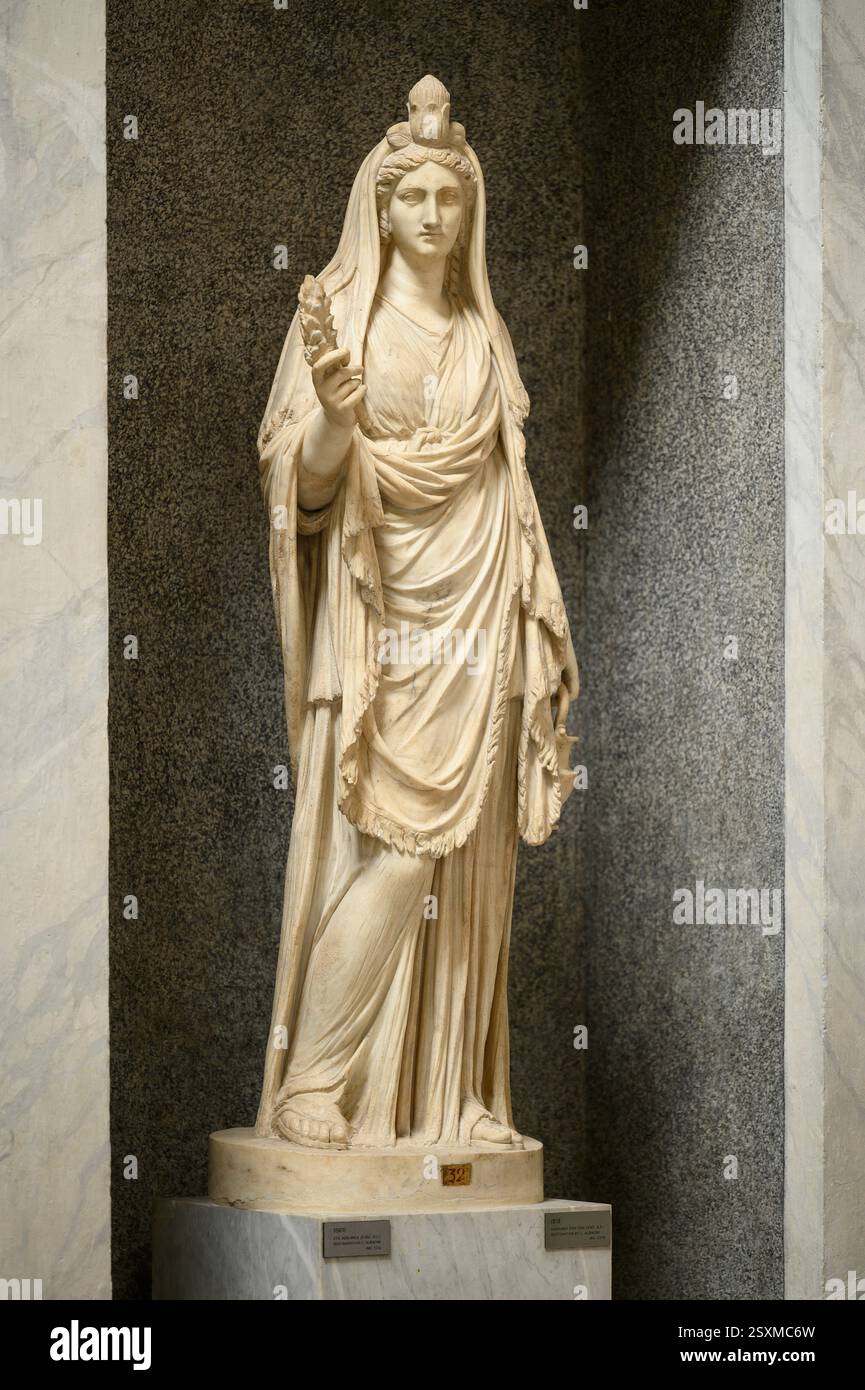 Roma. Italia. Statua di Iside, era adrianica (II C d.C.), copia romana dell'originale greco della fine del V secolo a.C. Braccio Nouvo, Museo Chiaramonti, Vaticano Foto Stock