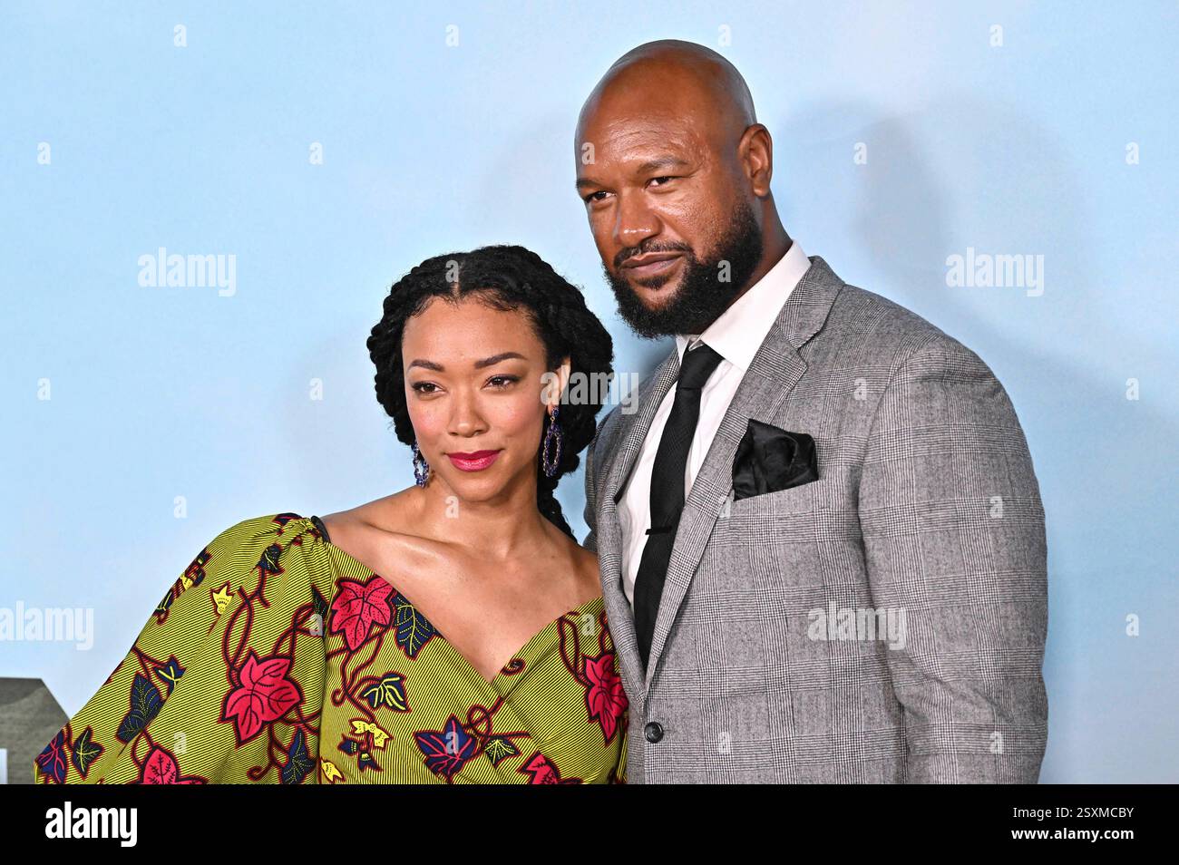 Sonequa Martin-Green mit Ehemann Kenric Green bei der Premiere des Kinofilms My Dead Friend Zoe im Hollywood Legion Theater. Los Angeles, 24.02.2025 *** Sonequa Martin Green con il marito Kenric Green alla prima del film My Dead Friend Zoe all'Hollywood Legion Theater di Los Angeles, 24 02 2025 foto:xD.xStarbuckx/xFuturexImagex zoe 5233 Foto Stock