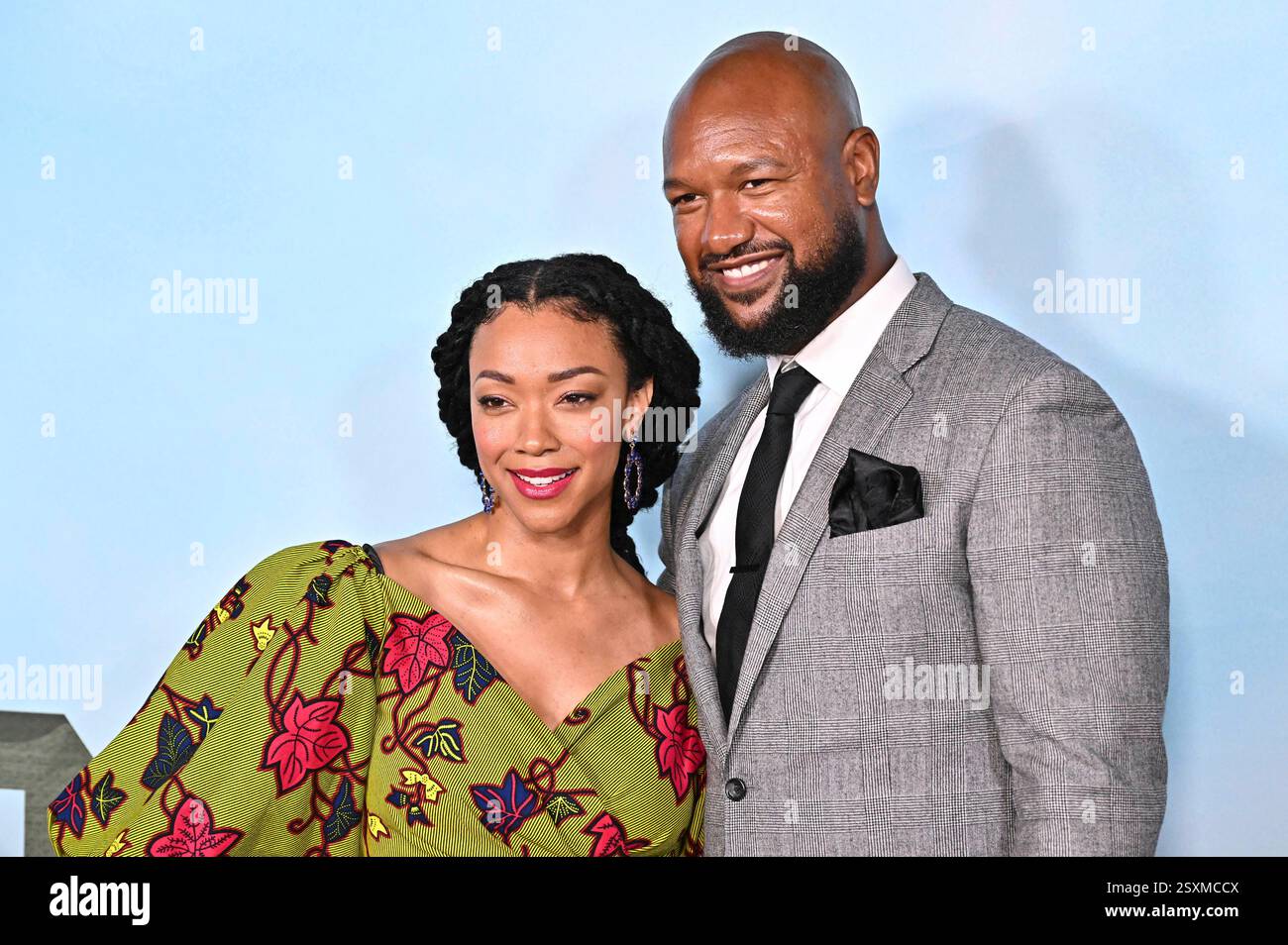 Sonequa Martin-Green mit Ehemann Kenric Green bei der Premiere des Kinofilms My Dead Friend Zoe im Hollywood Legion Theater. Los Angeles, 24.02.2025 *** Sonequa Martin Green con il marito Kenric Green alla prima del film My Dead Friend Zoe all'Hollywood Legion Theater di Los Angeles, 24 02 2025 foto:xD.xStarbuckx/xFuturexImagex zoe 5232 Foto Stock