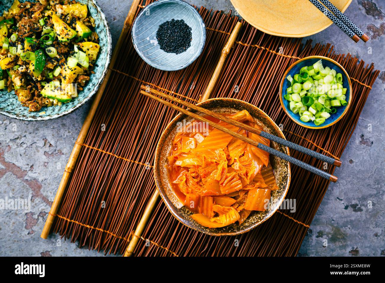 Mescolare le verdure fritte con carne di manzo e kimchi Foto Stock