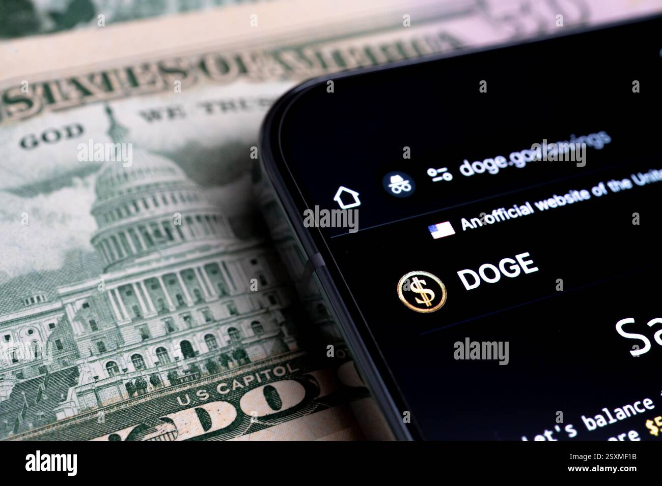 Logo DOGE US Department of Government Efficiency visualizzato sullo schermo dello smartphone. L'ottimizzazione dei costi di Elon Musk. Concetto. Stafford, Regno Unito, 25 febbraio 2025 Foto Stock
