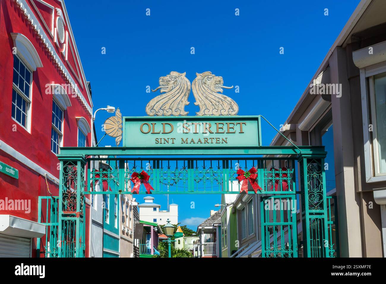 Vecchio cartello stradale, colorato paesaggio urbano di Philipsburg, viaggio nei Caraibi, isola di Sint Maarten (Saint Martin), Indie occidentali olandesi Foto Stock