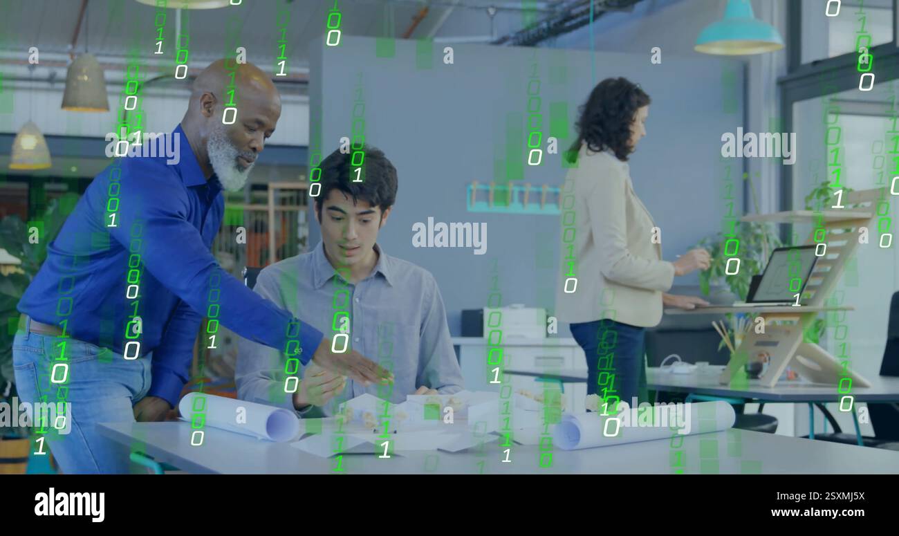 Immagine del codice binario su diversi ingegneri che lavorano su piani architettonici in ufficio Foto Stock