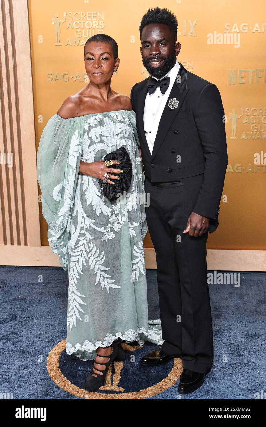 LOS ANGELES, CALIFORNIA, USA - 23 FEBBRAIO: Adjoa Andoh e Jimmy Akingbola arrivano al 31° Annual Screen Actors Guild Awards tenutosi presso lo Shrine Auditorium e Expo Hall il 23 febbraio 2025 a Los Angeles, California, Stati Uniti. (Foto di Gregg DeGuire/Image Press Agency) Foto Stock