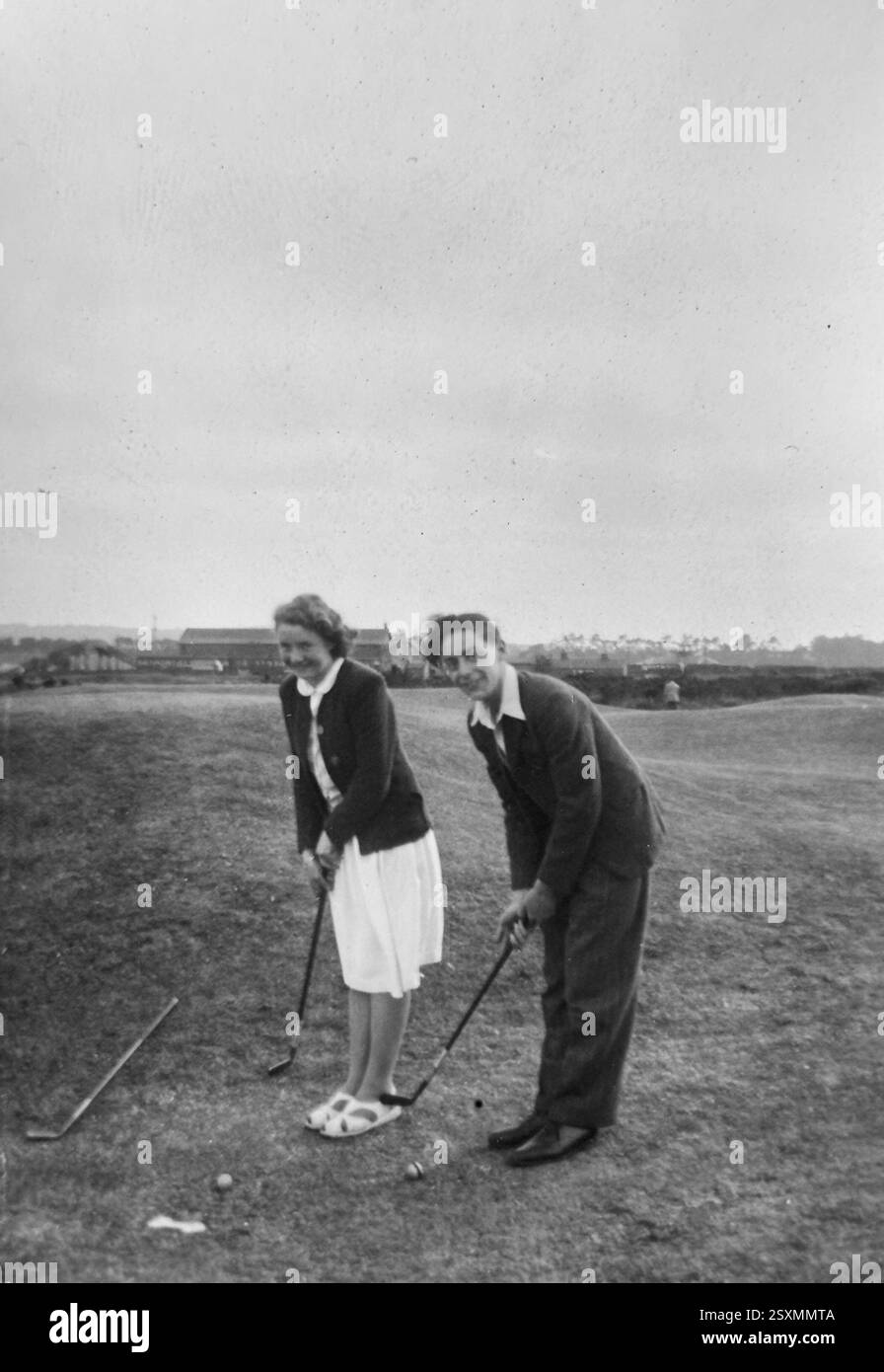 1940 Regno Unito: Foto in bianco e nero vintage retrò di persone che giocano a golf al famoso campo di Saint Andrews. Abbigliamento d'epoca e luogo Foto Stock