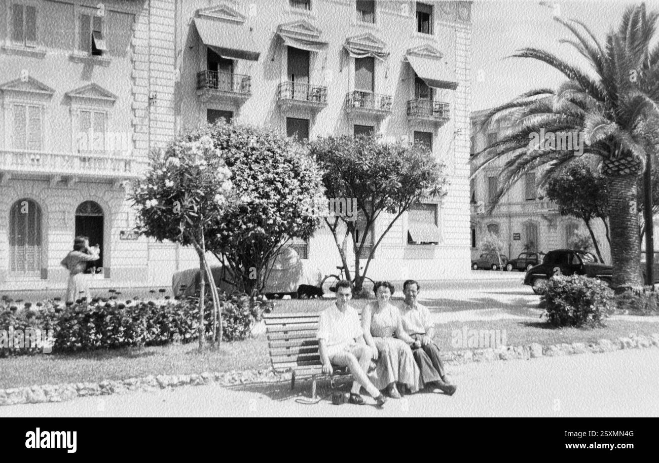 1940 Regno Unito: Vintage retro Old Black and White foto di persone al lavoro e in vacanza. Abbigliamento d'epoca e luogo. Foto Stock