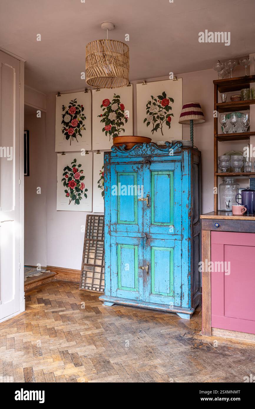 Antico armadio indiano blu in cucina del cottage Chalford tessitori nel Cotswolds, Gloucestershire, Inghilterra, Regno Unito. Foto Stock