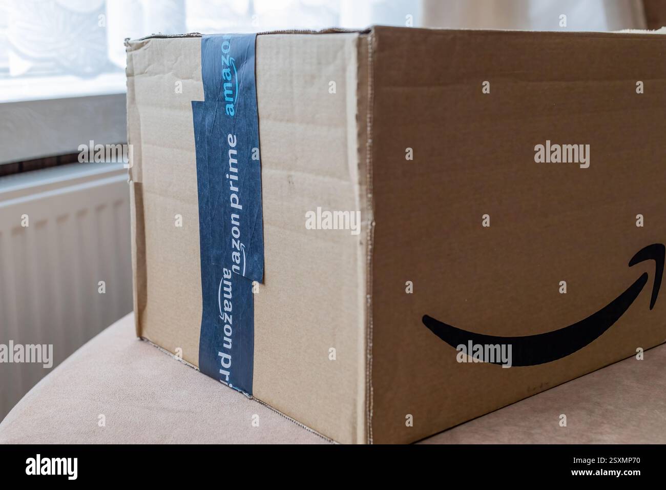 Un pacco in cartone Amazon prime Foto Stock