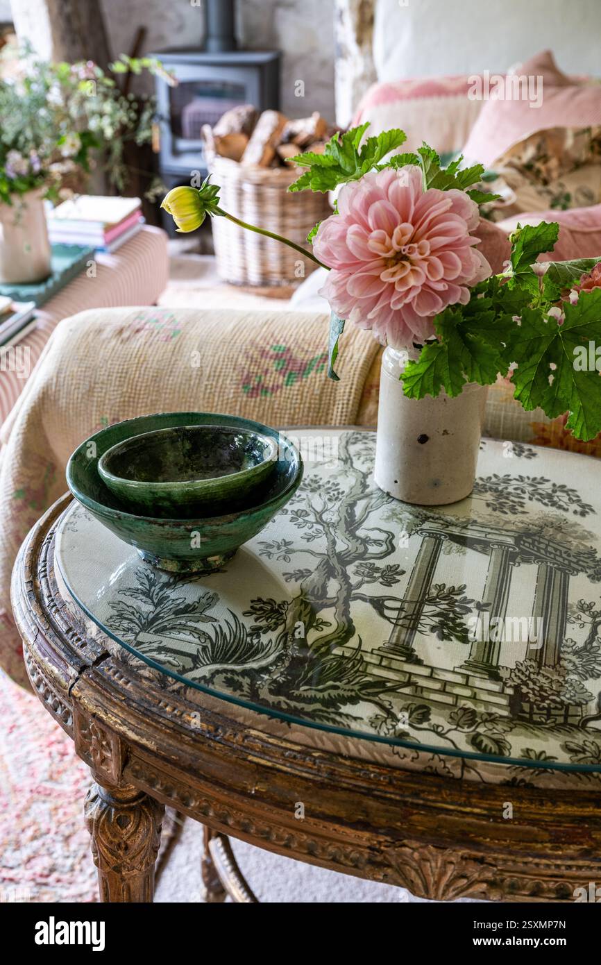 Ciotole di ceramica verde e fiori tagliati sul tavolo nel cottage Chalford Weavers nel Cotswolds, Gloucestershire, Inghilterra, Regno Unito. Foto Stock