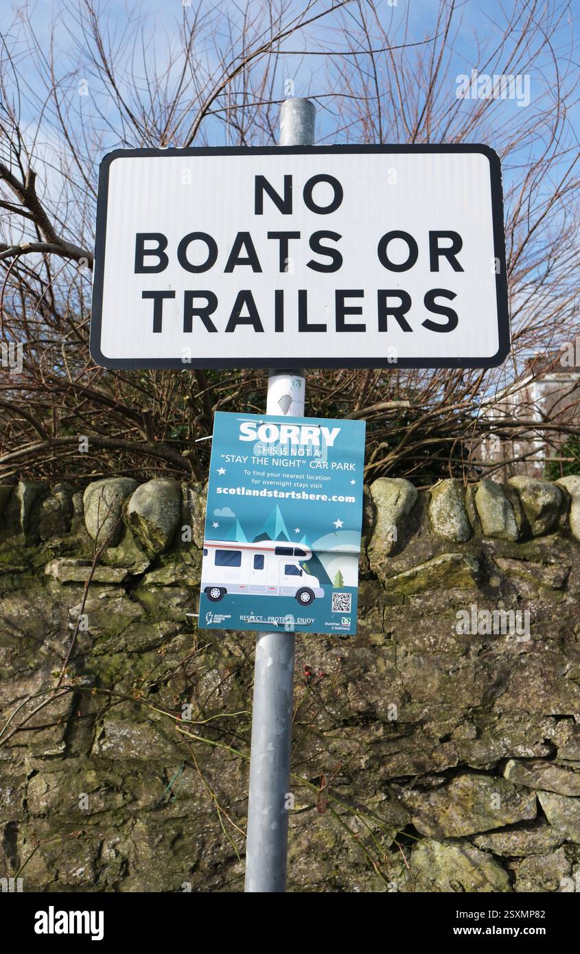 Garlieston Scotland - nessun cartello di parcheggio per barche o rimorchi nel villaggio di Garlieston sulla costa sud-occidentale della Scozia Foto Stock