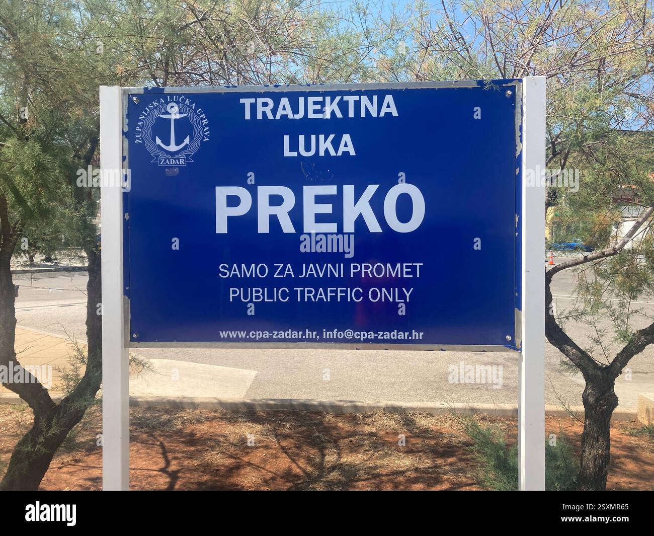 Cartello stradale a Preko, sull'isola di Ugljan vicino a Zara, Croazia - Immagine stock catturata con smartphone
