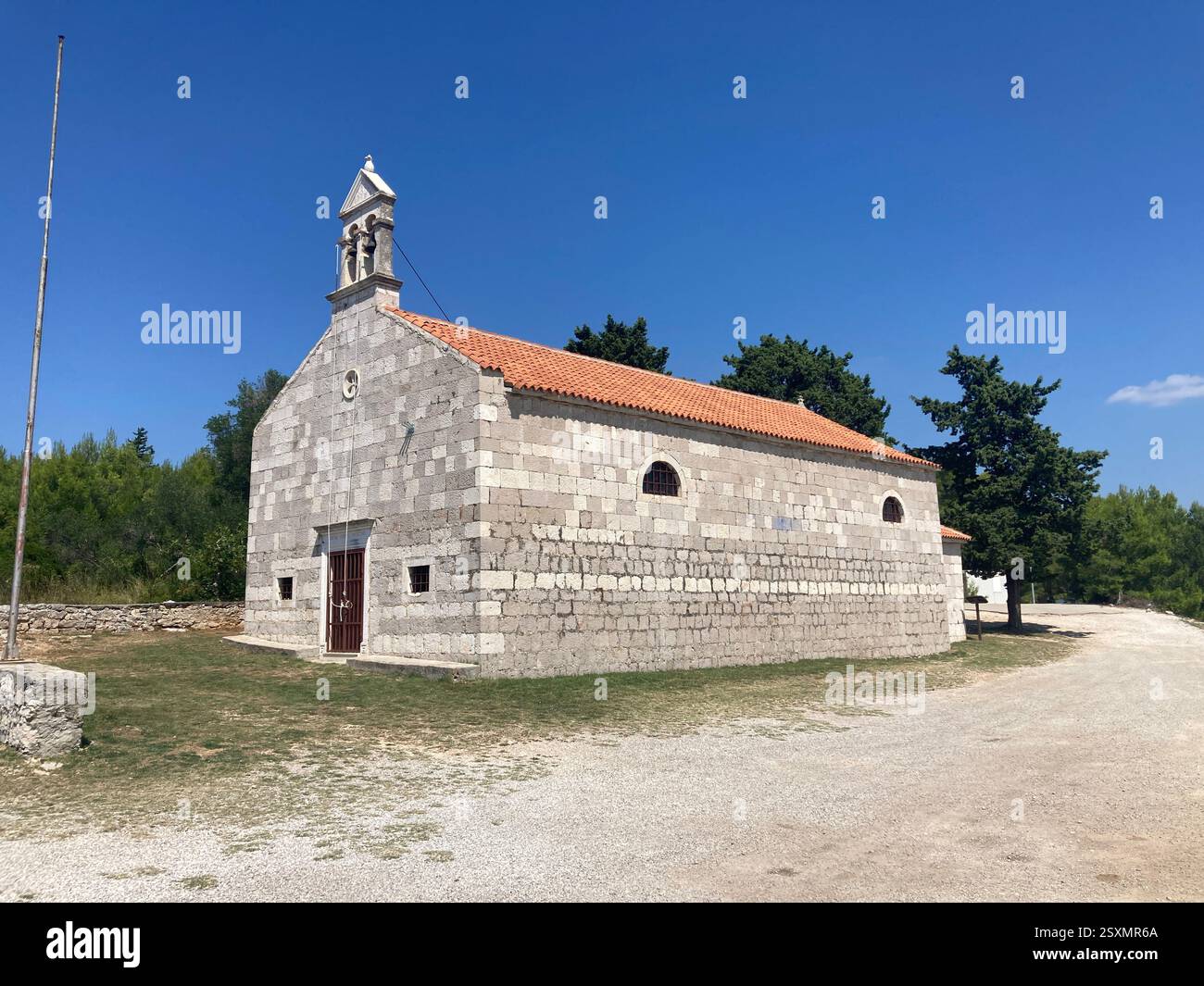 Chiesa di nostra Signora delle nevi cappella medievale in pietra sull'isola di Ugljan vicino a Zara. Edificio storico soleggiato - Immagine stock catturata con smartphone