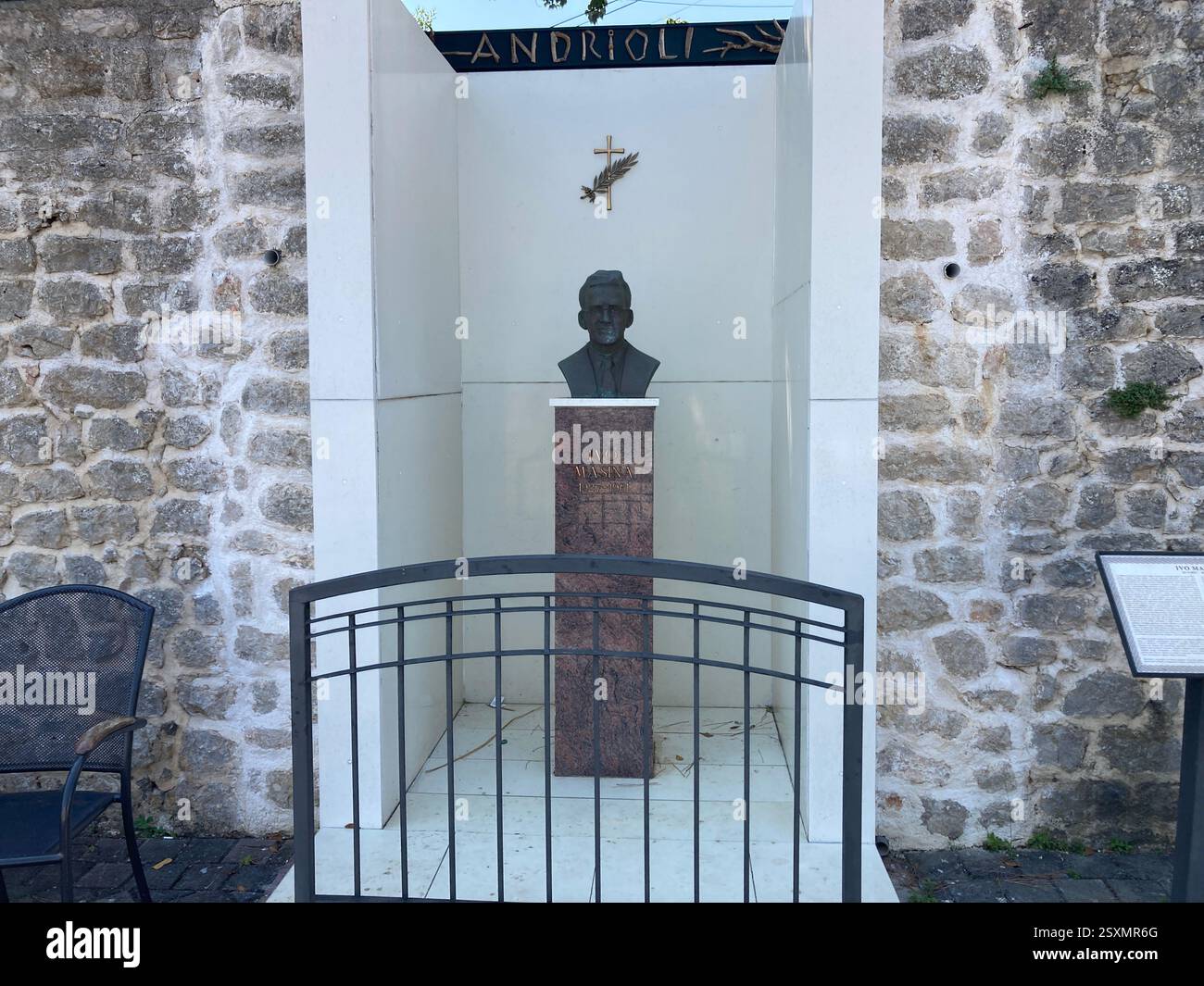 Monumento scultoreo sulla banchina di Preko, isola di Ugljan vicino a Zara, Croazia. Famoso personaggio storico croato - Immagine stock catturata con smartphone