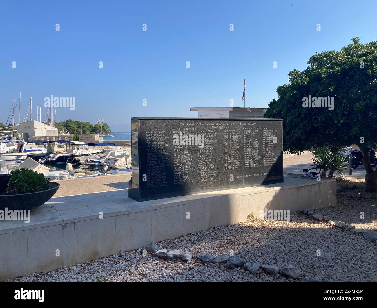 War Memorial sull'isola di Ugljan vicino a Zara. Guerre jugoslave e croate. La seconda guerra mondiale ricorda i soldati caduti - Immagine stock catturata con smartphone