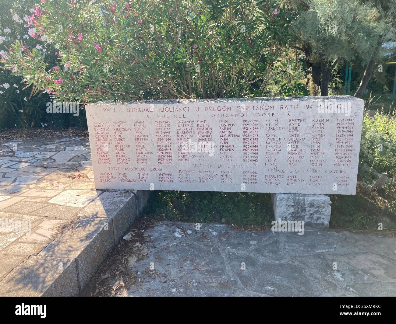 War Memorial sull'isola di Ugljan vicino a Zara. Guerre jugoslave e croate. La seconda guerra mondiale ricorda i soldati caduti - Immagine stock catturata con smartphone