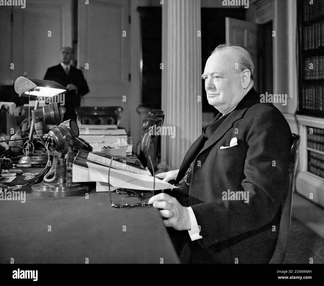 Winston Churchill sta trasmettendo la radio da 10 Downing Street, in occasione della giornata della Vittoria in Europa 8 maggio 1945. Dopo la resa incondizionata delle forze armate tedesche il 7 maggio. Le ostilità in Europa terminarono ufficialmente un minuto dopo la mezzanotte del 9 maggio 1945. Foto Stock