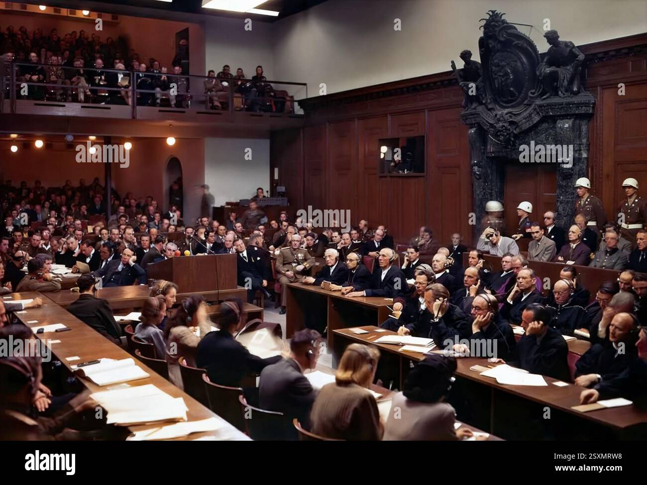 L'aula del processo per crimini di guerra di Norimberga nel 1946. Seduto nella scatola c'è Hermann Goering, ex leader della Luftwaffe con cuffie e occhiali scuri. Il prossimo è Rudolf Hess, ex vice fuhrer di Germania; Joachim von Ribbentrop, ex ministro nazista degli affari esteri; Wilhelm Keitel, ex leader del comando supremo tedesco (volto sfocato), e Ernst Kaltenbrunner, il più alto leader delle SS sopravvissuto. Foto Stock