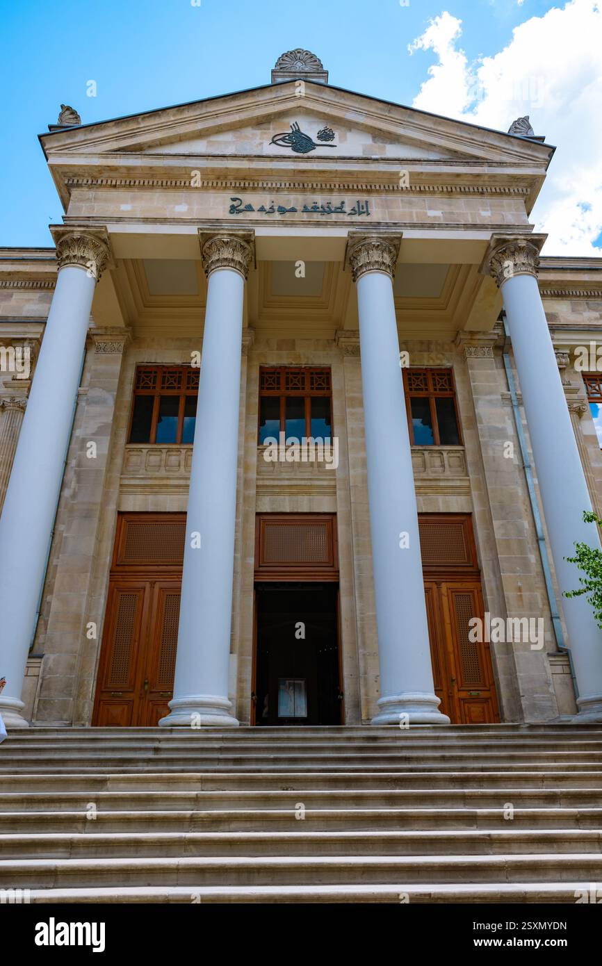 Museo archeologico di Istanbul nel complesso del Palazzo Topkapi. Visita la foto di sfondo di Istanbul. Testo del museo dei manufatti sull'edificio. Foto Stock