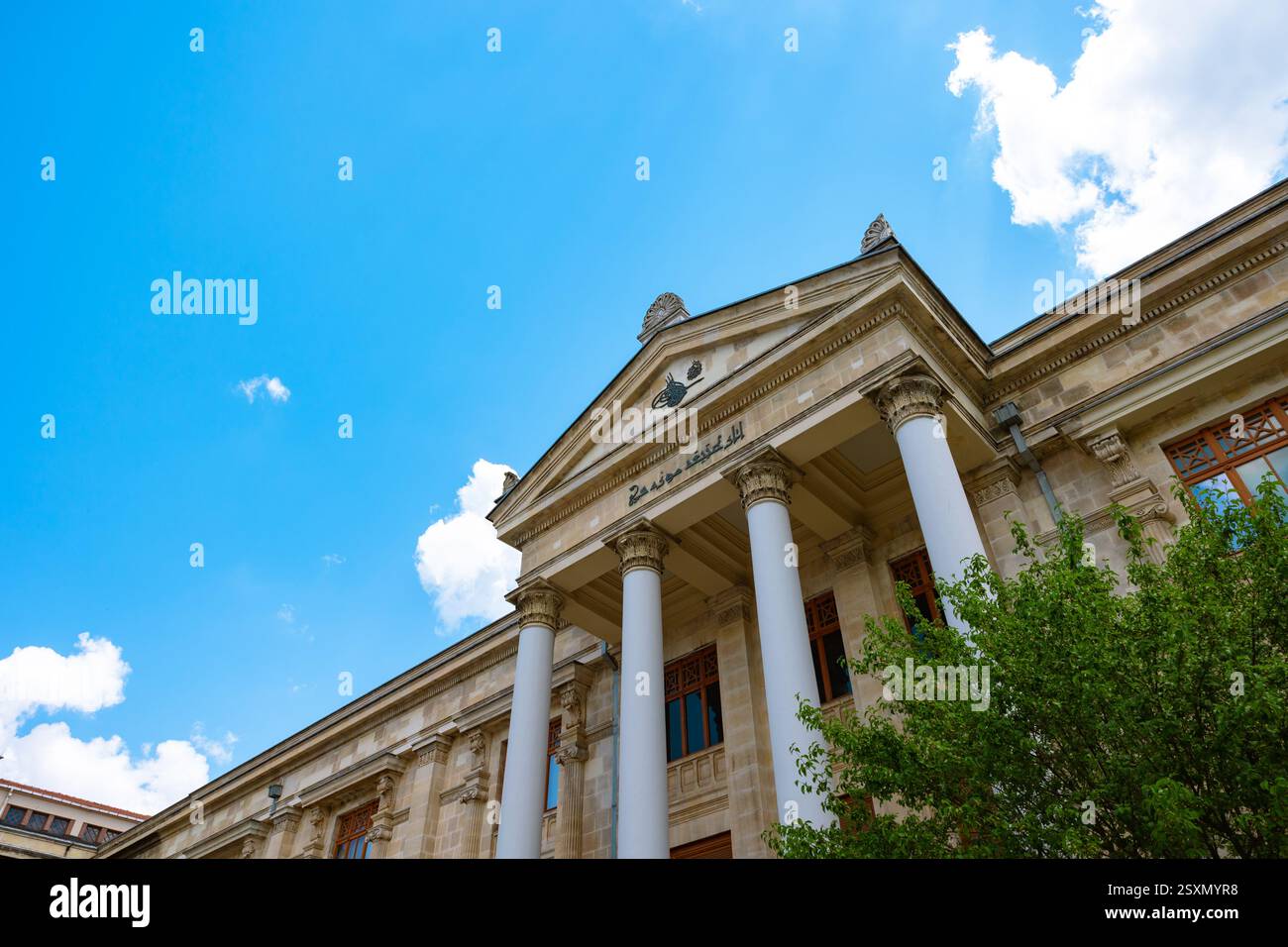 Costruzione dei Musei archeologici di Istanbul. Visita la foto del concept di Istanbul. Testo del museo dei manufatti sull'edificio. Foto Stock