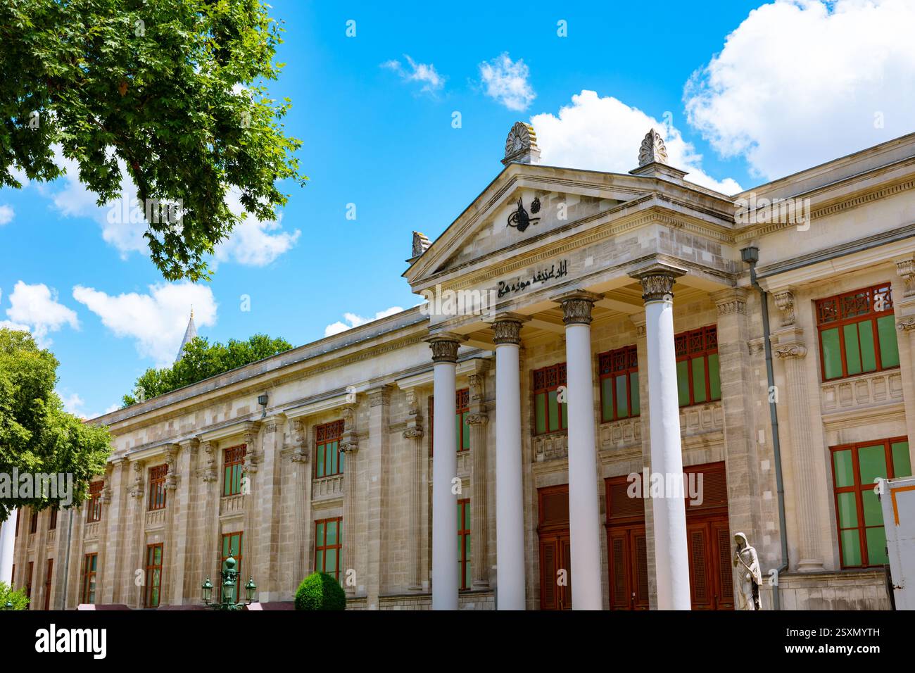 Museo archeologico di Istanbul in estate. Visita la foto di sfondo di Istanbul. Testo del museo dei manufatti sull'edificio. Foto Stock