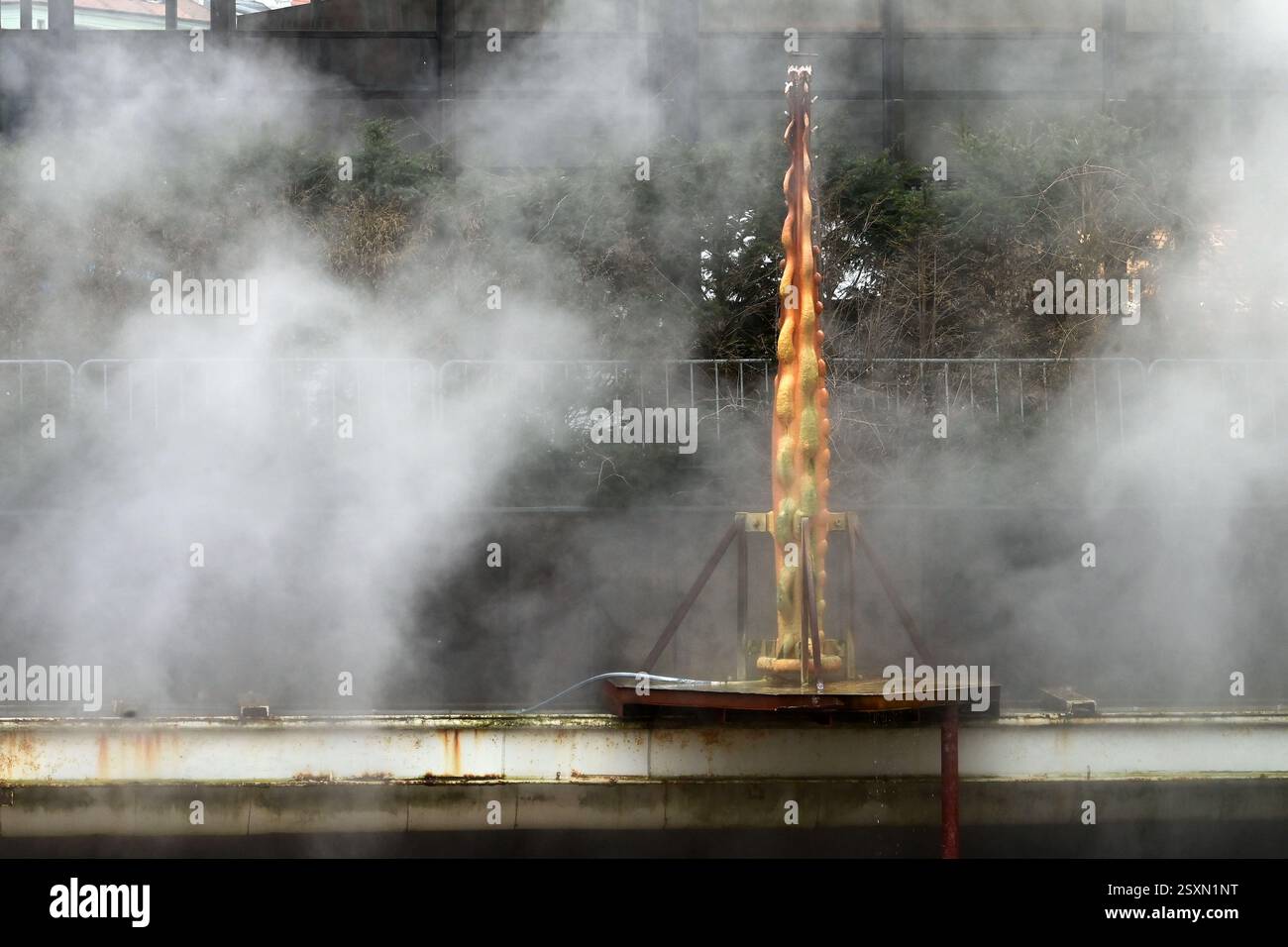 Un nuovo stand di acqua potabile curativa che la città sta testando presso il colonnato primaverile di Karlovy Vary, 7 febbraio 2025. Si tratta di un modello di prova di una scultura che potrebbe stare di fronte al colonnato in Piazza del Teatro. La scultura, chiamata Krasavec, è creata dalla crescita spontanea del gesso, che è abbondante nello stato disciolto nell'acqua di sorgente. (Foto CTK/Slavomir Kubes) Foto Stock