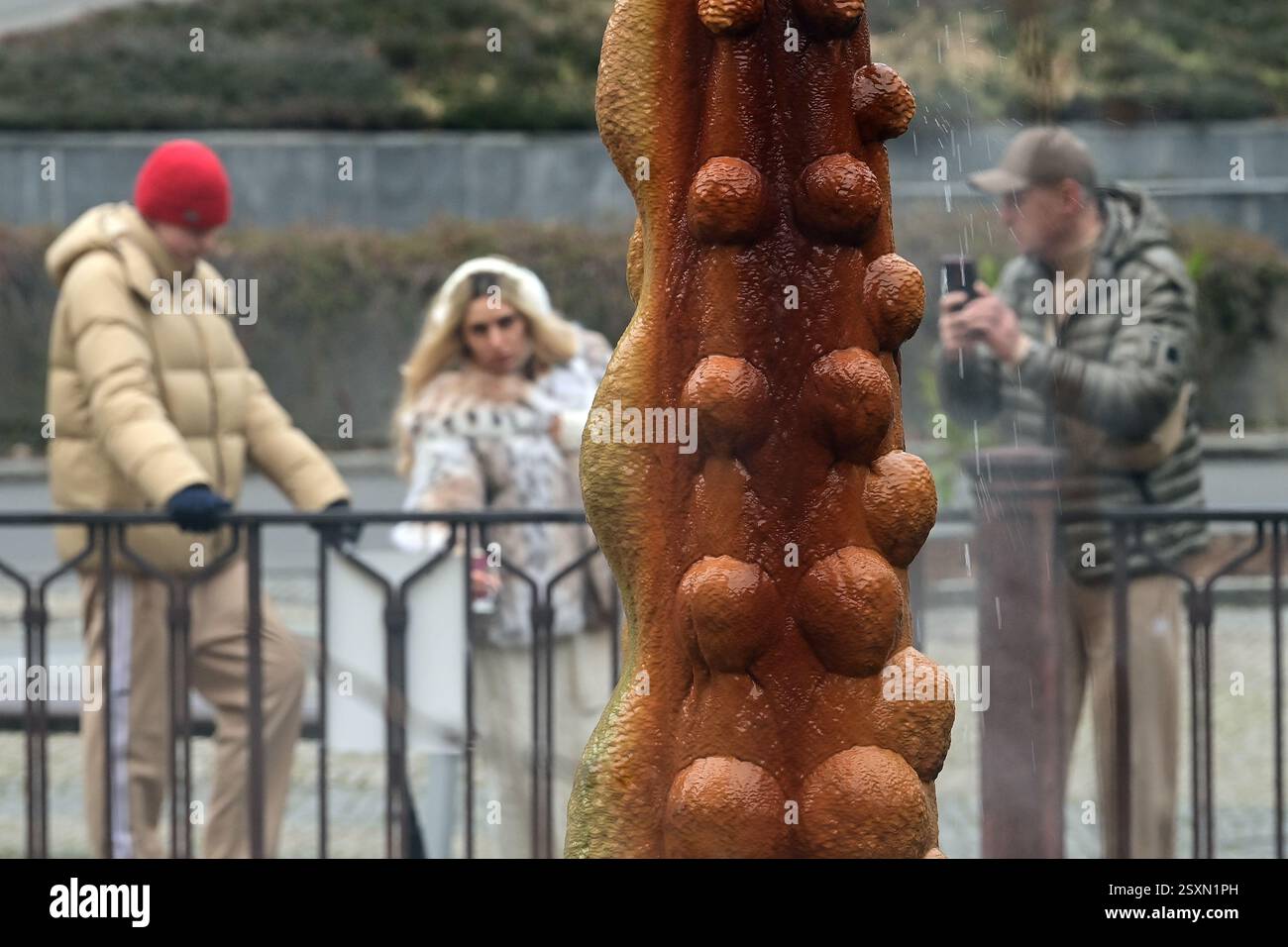 Un nuovo stand di acqua potabile curativa che la città sta testando presso il colonnato primaverile di Karlovy Vary, 7 febbraio 2025. Si tratta di un modello di prova di una scultura che potrebbe stare di fronte al colonnato in Piazza del Teatro. La scultura, chiamata Krasavec, è creata dalla crescita spontanea del gesso, che è abbondante nello stato disciolto nell'acqua di sorgente. (Foto CTK/Slavomir Kubes) Foto Stock