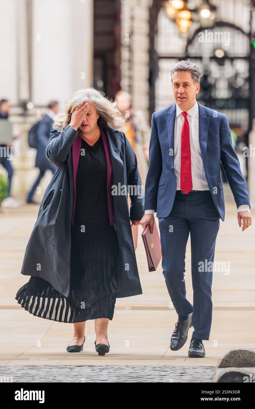 Downing Street, Londra, Regno Unito. 25 febbraio 2025. Heidi Alexander, Segretario di Stato per i trasporti e ed Miliband, Segretario di Stato per la sicurezza energetica e Net Zero, partecipano alla riunione settimanale del Gabinetto al 10 di Downing Street. Crediti: Amanda Rose/Alamy Live News Foto Stock