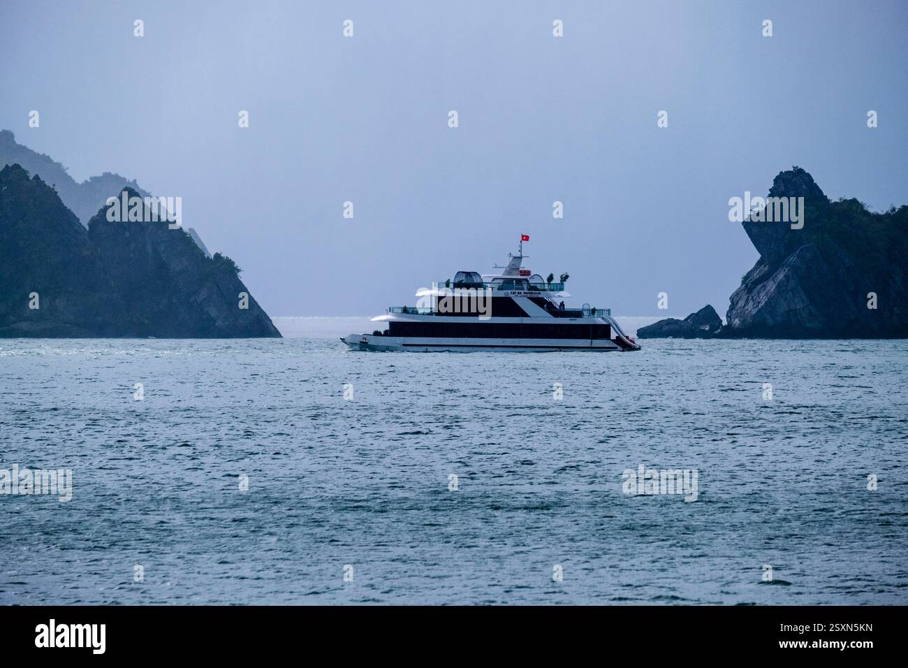 Vista marina della baia di ha Long, lunga Vịnh Hạ, un'area di circa 600 chilometri quadrati, comprese quasi 2000 isole, con uno yacht. Foto Stock
