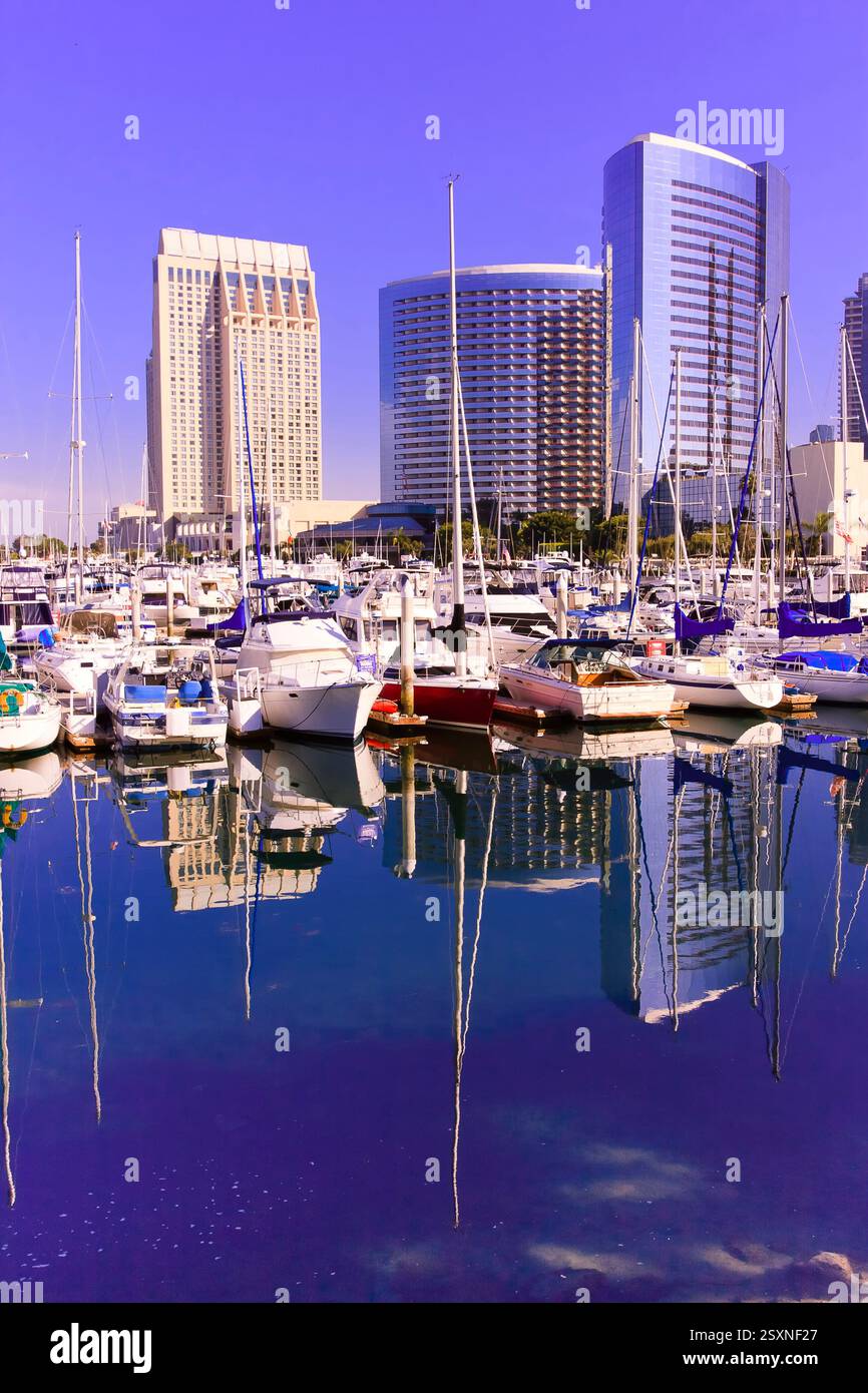 Grande città con un porticciolo pieno di barche. L'acqua è calma e il cielo è limpido Foto Stock