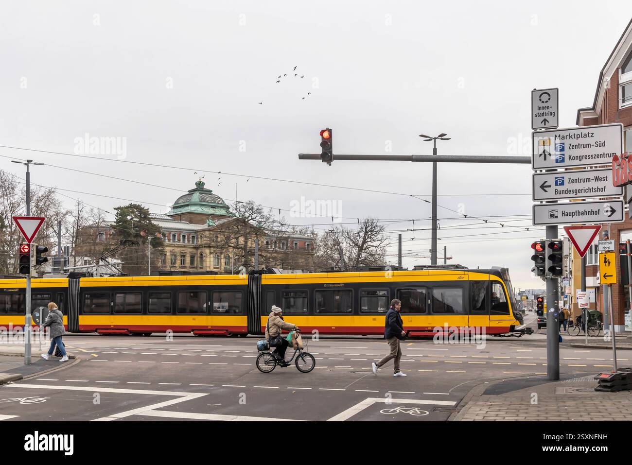 Der Bundesgerichtshof BGH in Karlsruhe ist das oberste Gericht der Bundesrepublik Deutschland auf dem Gebiet der ordentlichen Gerichtsbarkeit und damit letzte Instanz in Zivil- und Strafverfahren. // 24.02.2025: Karlsruhe, Baden-Württemberg, Deutschland. *** La Corte federale di giustizia BGH di Karlsruhe è il tribunale supremo della Repubblica federale di Germania nel settore della giurisdizione ordinaria e quindi l'ultima istanza nel procedimento civile e penale 24 02 2025 Karlsruhe, Baden Württemberg, Germania Foto Stock