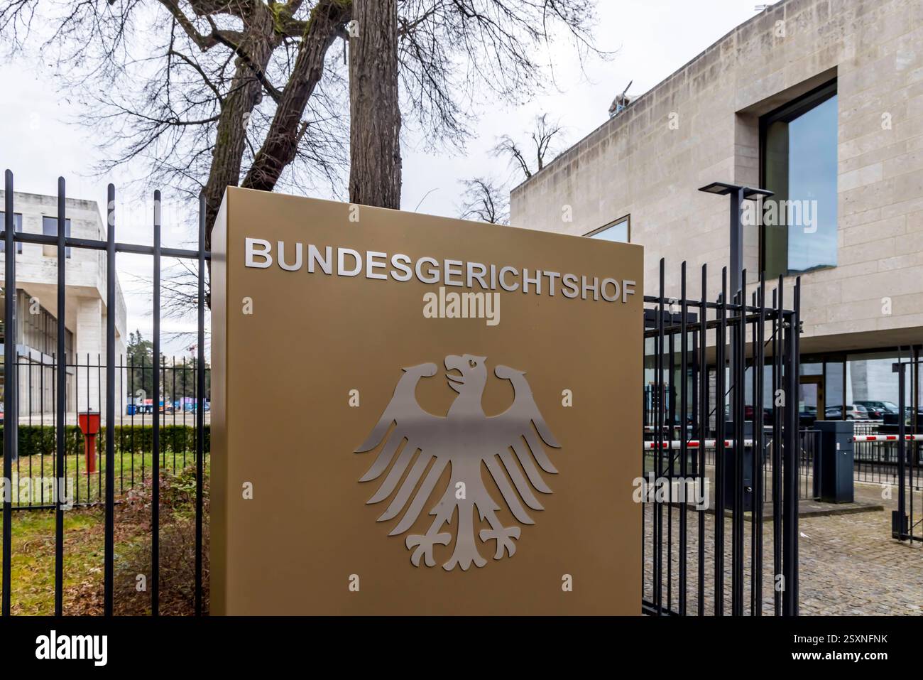 Der Bundesgerichtshof BGH in Karlsruhe ist das oberste Gericht der Bundesrepublik Deutschland auf dem Gebiet der ordentlichen Gerichtsbarkeit und damit letzte Instanz in Zivil- und Strafverfahren. // 24.02.2025: Karlsruhe, Baden-Württemberg, Deutschland. *** La Corte federale di giustizia BGH di Karlsruhe è il tribunale supremo della Repubblica federale di Germania nel settore della giurisdizione ordinaria e quindi l'ultima istanza nel procedimento civile e penale 24 02 2025 Karlsruhe, Baden Württemberg, Germania Foto Stock