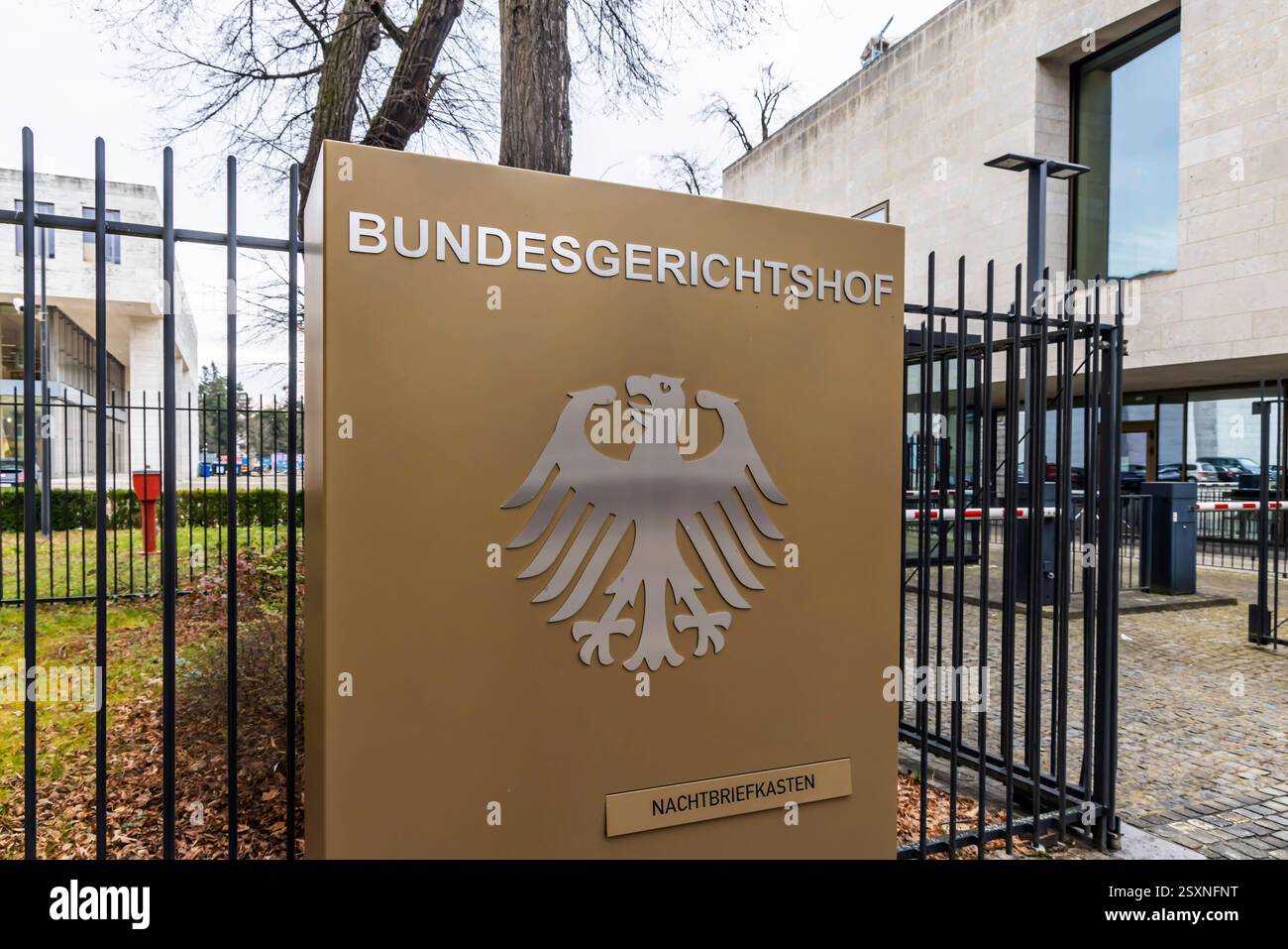 Der Bundesgerichtshof BGH in Karlsruhe ist das oberste Gericht der Bundesrepublik Deutschland auf dem Gebiet der ordentlichen Gerichtsbarkeit und damit letzte Instanz in Zivil- und Strafverfahren. // 24.02.2025: Karlsruhe, Baden-Württemberg, Deutschland. *** La Corte federale di giustizia BGH di Karlsruhe è il tribunale supremo della Repubblica federale di Germania nel settore della giurisdizione ordinaria e quindi l'ultima istanza nel procedimento civile e penale 24 02 2025 Karlsruhe, Baden Württemberg, Germania Foto Stock