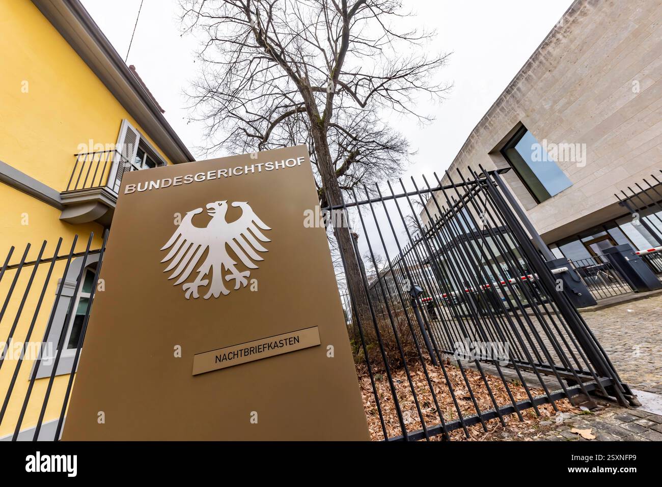 Der Bundesgerichtshof BGH in Karlsruhe ist das oberste Gericht der Bundesrepublik Deutschland auf dem Gebiet der ordentlichen Gerichtsbarkeit und damit letzte Instanz in Zivil- und Strafverfahren. // 24.02.2025: Karlsruhe, Baden-Württemberg, Deutschland. *** La Corte federale di giustizia BGH di Karlsruhe è il tribunale supremo della Repubblica federale di Germania nel settore della giurisdizione ordinaria e quindi l'ultima istanza nel procedimento civile e penale 24 02 2025 Karlsruhe, Baden Württemberg, Germania Foto Stock